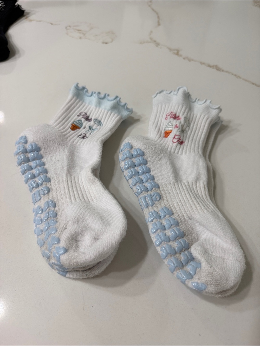 Elliosa set of 2 pairs of Pilate Socks with Embroidery Pilates Chill | OS